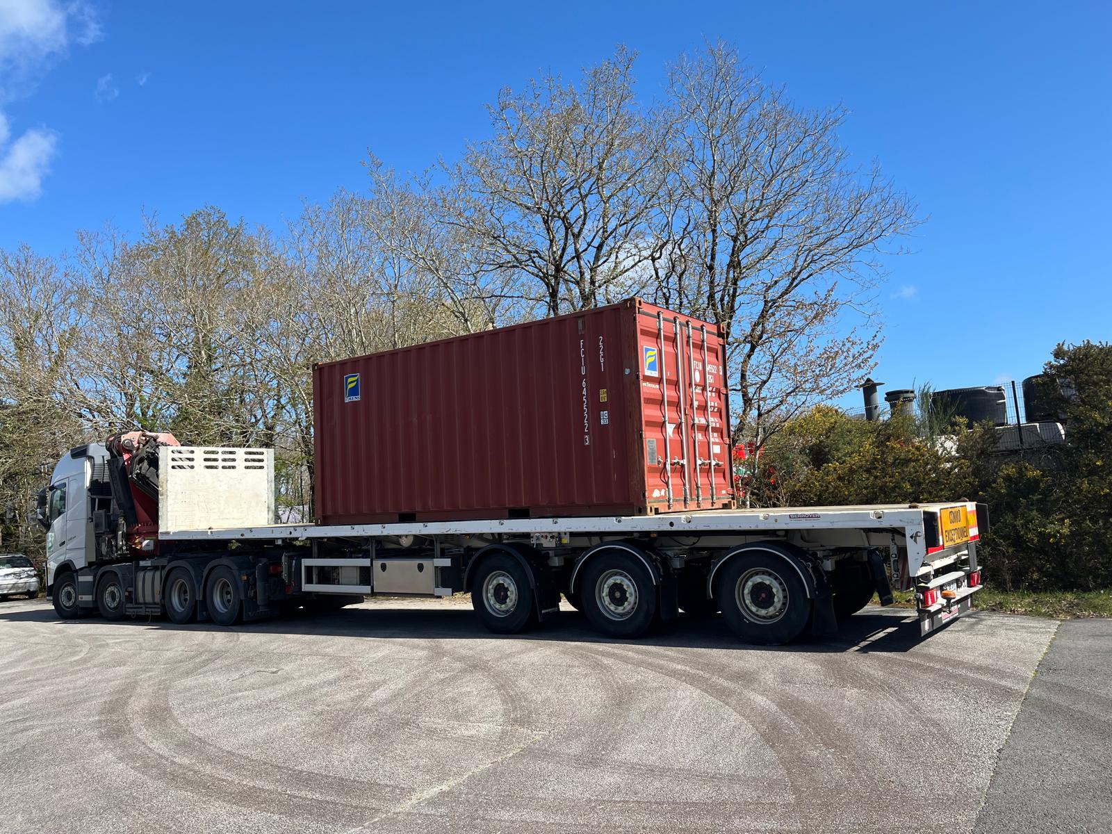 Conteneur de marchandises sur un port